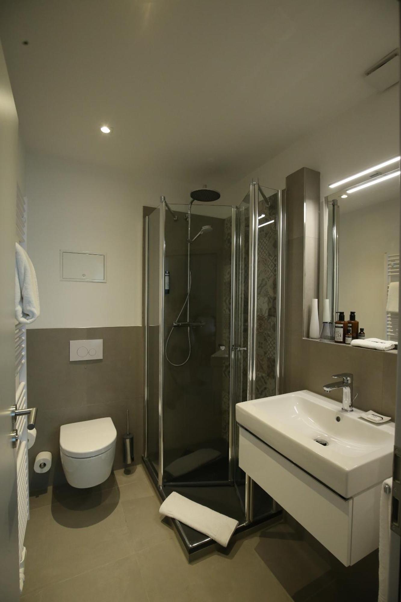 Hotel Faehrhaus Km734 Dusseldorf Ruang foto